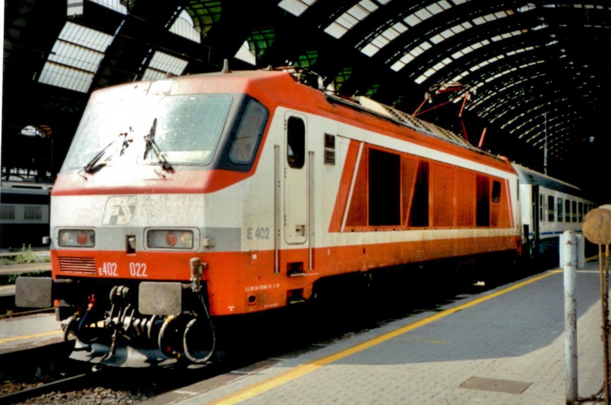 Am 17 Juni 2001 sonnt E 402 022 sich in Milano Centrale.