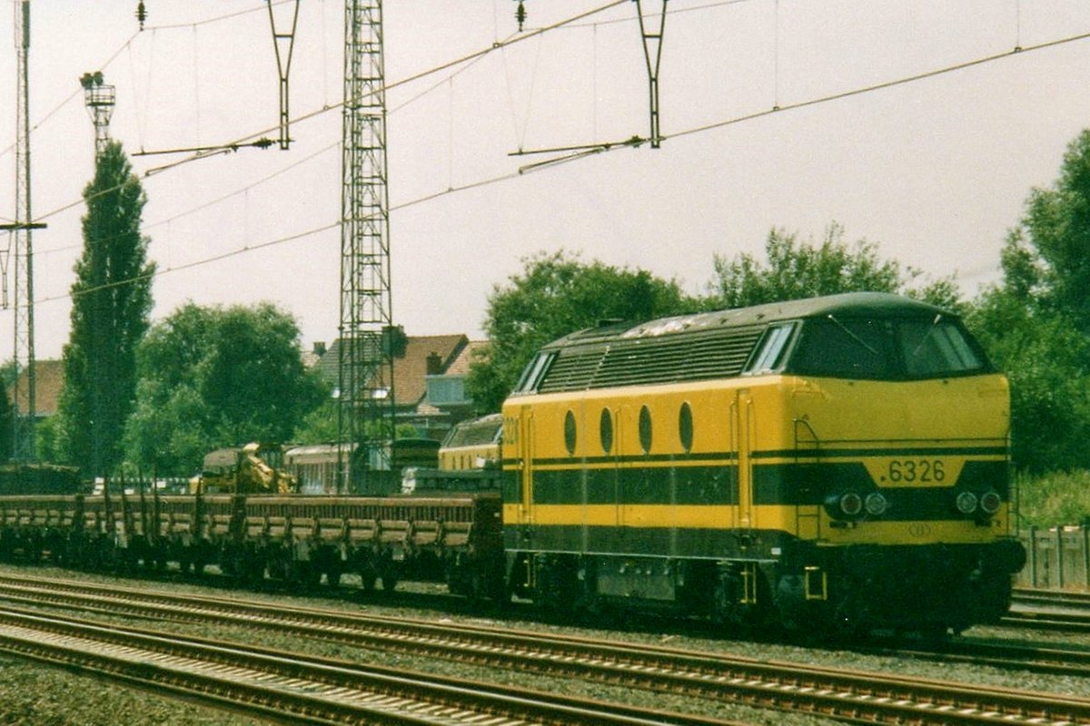 Am 17 Mai 2002 steht NMBS 6326 inLier bei Antwerpen. 