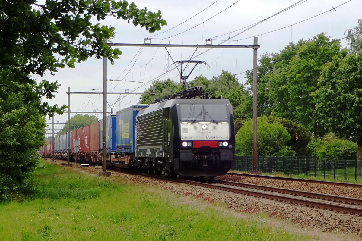 Am 17 Mai 2019 durchfahrt ein KLV mit MRCE 189 210 Wijchen.