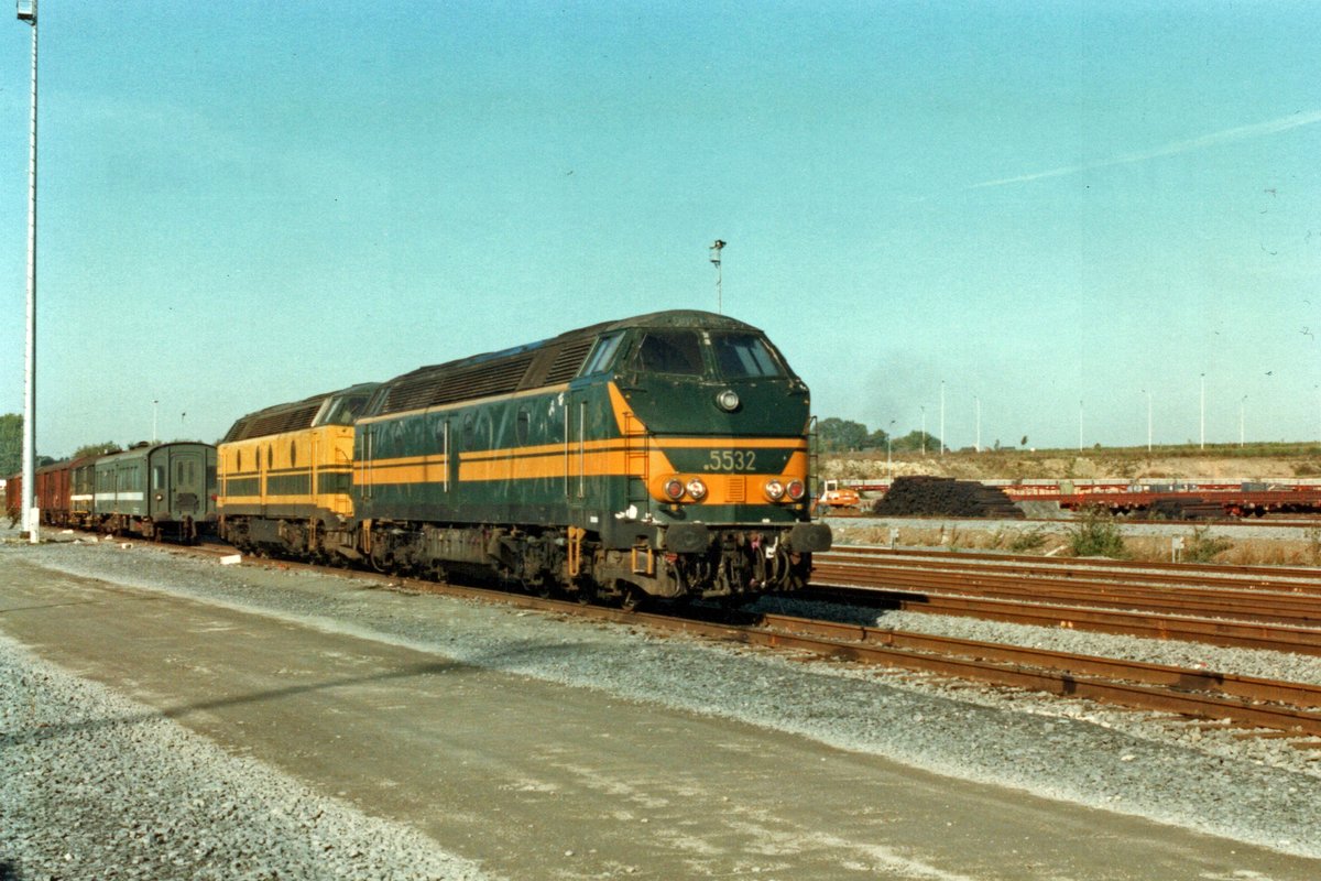 Am 17 November 1996 steht SNBC 5532 bei der Baustelle für die NBS Lüttich-Brussel.