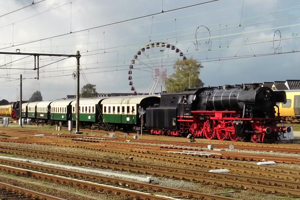 Am 17 Oktober pendelt 23 071 in Amersfoort während einer Lokparade.