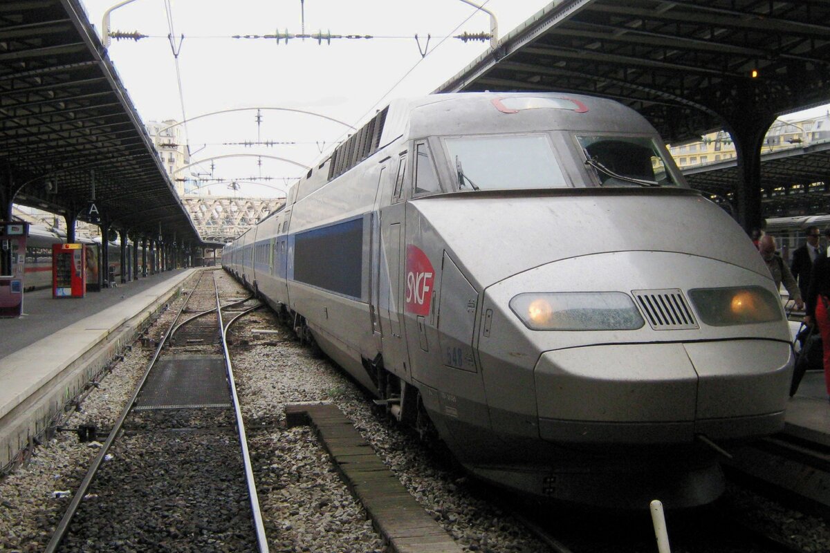 Am 17 September 201 hat TGV 548 die Nase vorn in Paris Gare de l' Est.