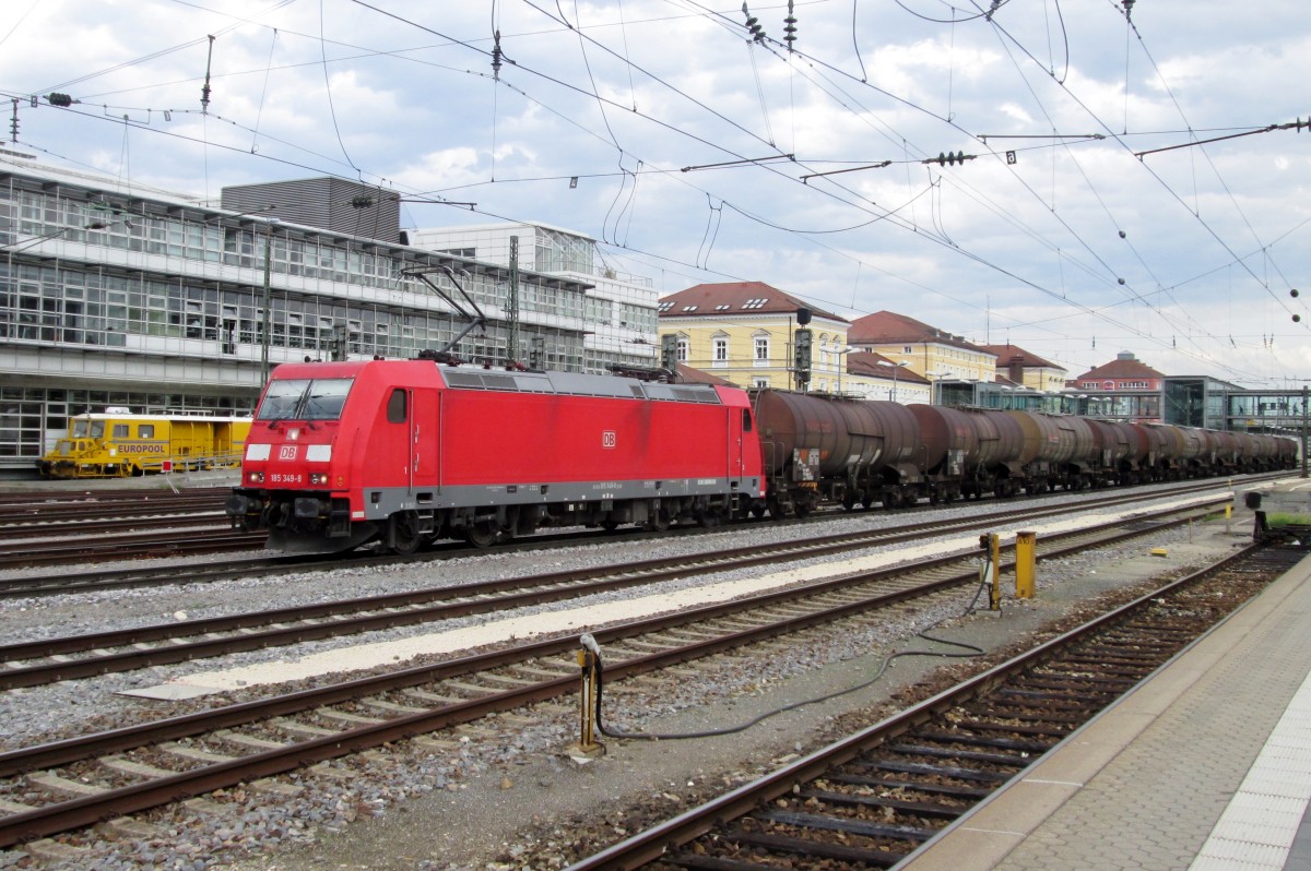 Am 17 September 2015 durchfahrt 185 349 Regensburg Hbf.