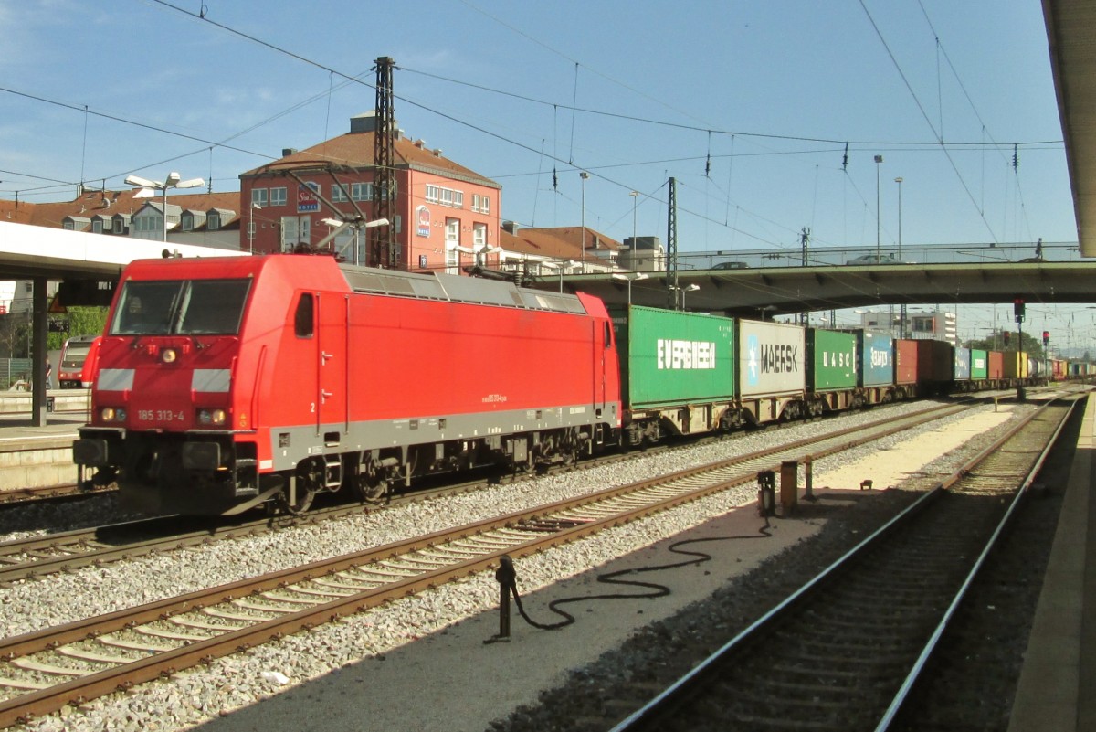 Am 17 September 2015 durchfahrt 185 313 Regensburg Hbf.