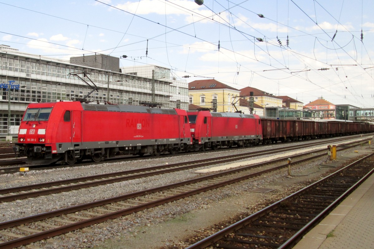 Am 17 September 2015 durchfahrt 185 291 Regensburg Hbf.