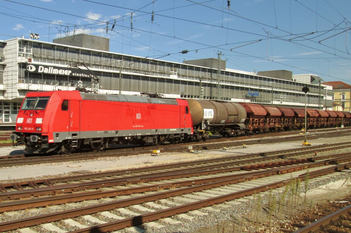 Am 17 September 2015 durchfahrt 185 245 Regensburg Hbf.