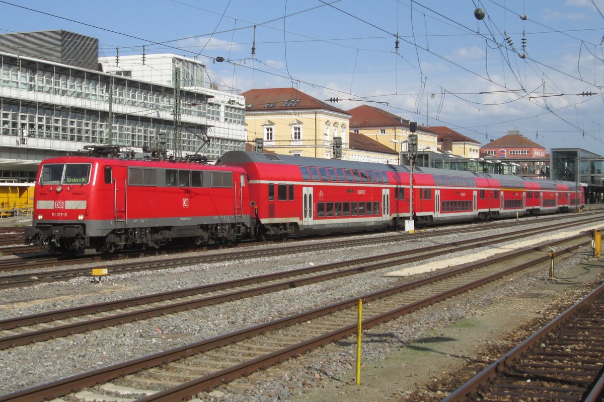 Am 17 September 2015 verlässt 111 217 Regensburg Hbf.