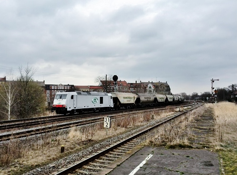 Am 17.03.2014 rangierte die ITL 285 16-1 mit ihrem G�terzug in Zeitz Pbf. Der Zug kam vom Gbf und die 285er dr�ckte ihren Wagenpark auch wieder zur�ck in Richtung Gbf. (Foto: Holzeisenbahner)