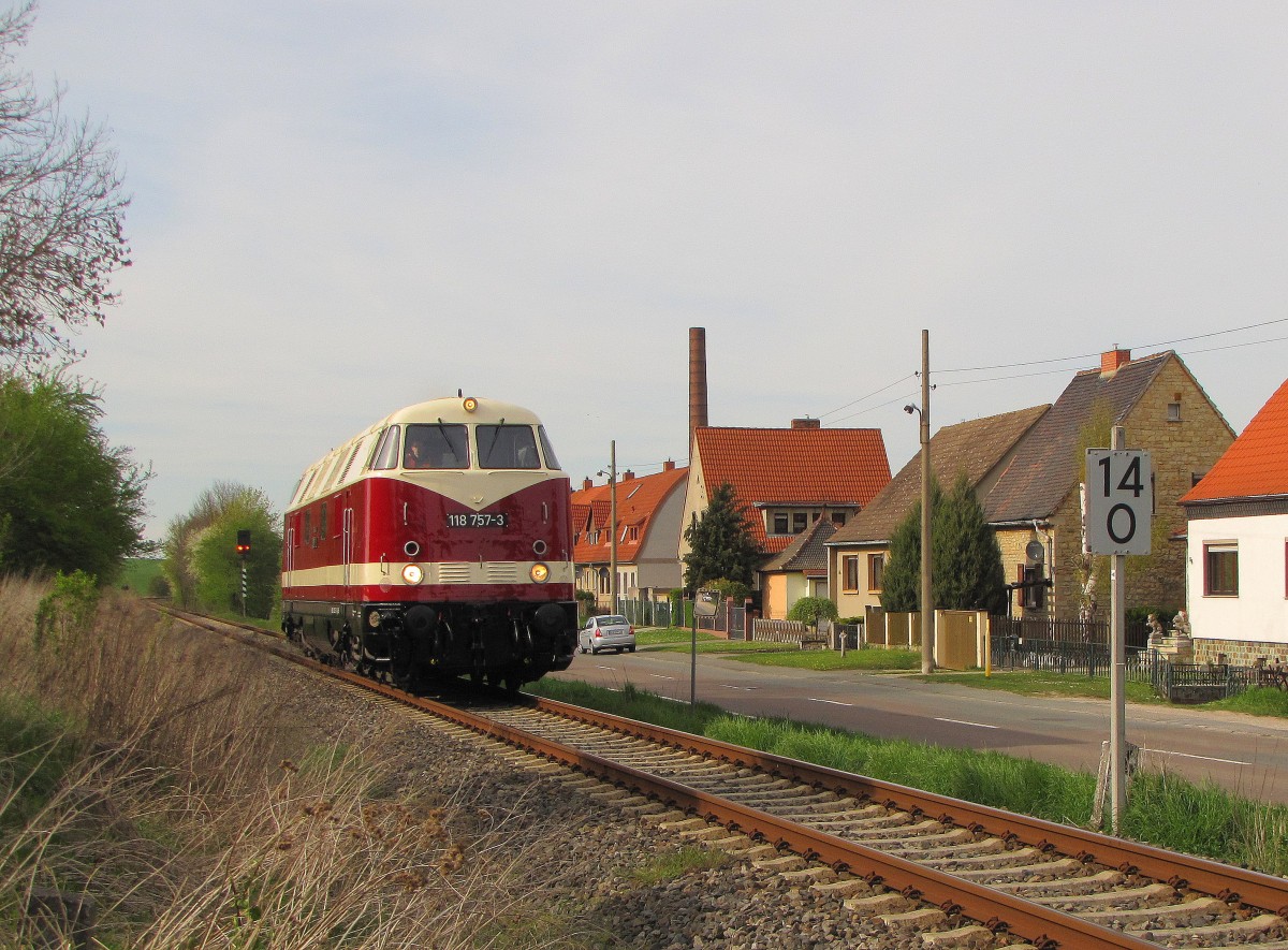 Am 17.04.2014 hatte die neulackierte 118 757-3 (92 80 1228 757-1 D-EBS) der Erfurter Bahnservice GmbH ihre Premierenfahrt in DR Farben. Von Karsdorf ging es �ber die Unstrutbahn und Naumburg Hbf nach Weimar. Ein gro�es Dankesch�n gilt der EBS f�r die Arbeit, Zeit und M�he die in die Lok gesteckt wurde. Hier zu in der Nebrarer Str. in Laucha.