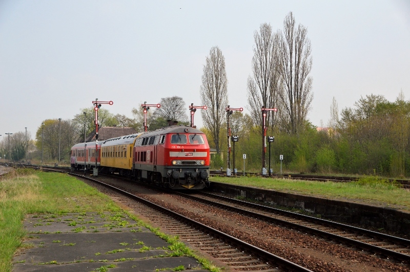 Am 17.04.2018 war auf der Srecke Leipzig - Gera - Saalfeld ein Messzug unterwegs.
MEG 218 390-3 hat den DbZ 91825 Leipzig-Leutzsch - Saalfeld (Saale) am Haken und 
passiert am 17.04.2018 Zeitz Pbf.