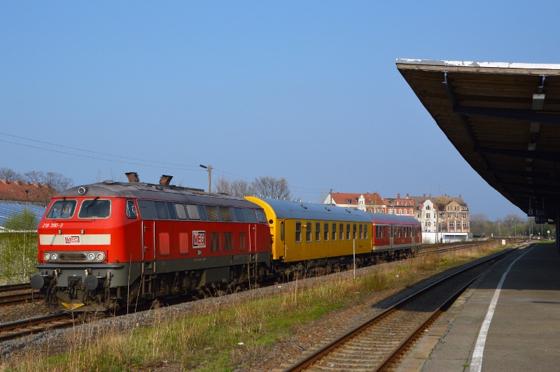 Am 17.04.2018 war auf der Srecke Leipzig - Gera - Saalfeld und zur�ck ein Messzug unterwegs. MEG 218 390-3 schiebt den DbZ 91826 Saalfeld (Saale) - Leipzig Hbf via G�tergleis durch Zeitz Pbf.