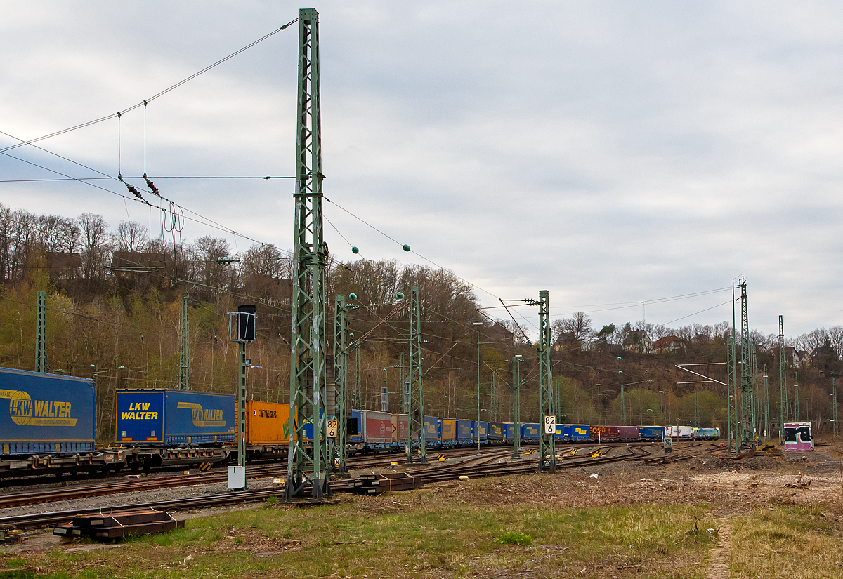 Am 17.04.2021 in Betzdorf (Sieg), im Rbf ist nichts abgestellt, so konnte ich diesen Nachschuss auf die in Richtung Köln fahrende BLS Cargo 411 – Re 475 411-5 (91 85 4475 411-5 CH-BLSC) mit ihrem KLV-Zug machen. Aber auch so bekomme ich nicht den ganzen Zug aufs Bild. Wobei ich finde die Güterzüge sind in letzter Zeit sehr lang geworden.