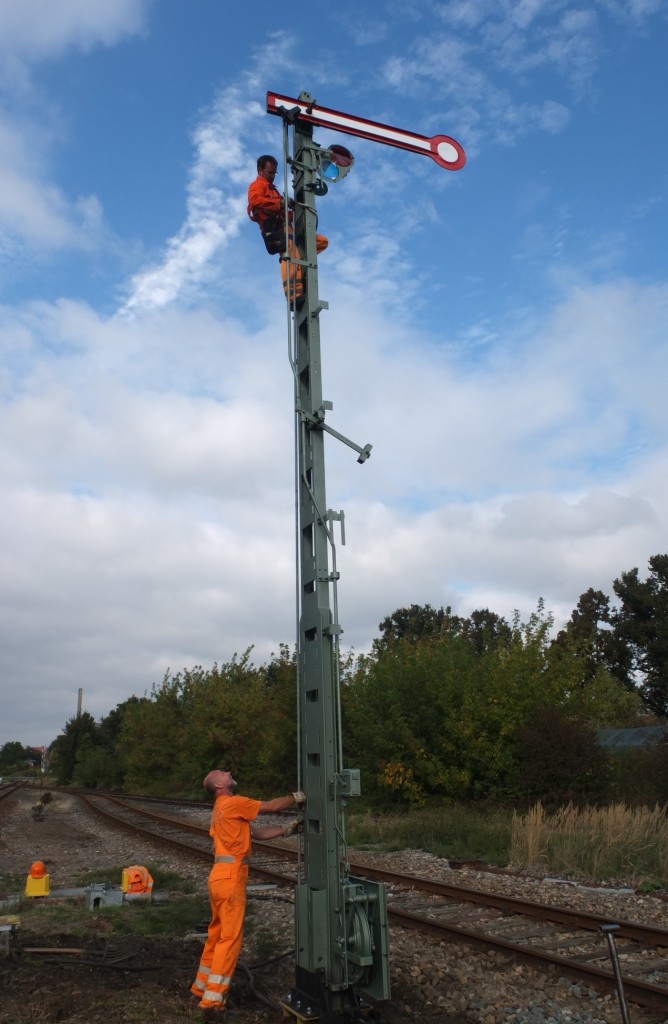 Am 17.09.2013 wurde im Bf Laucha ein ausgeschlagenes Fl�gelsignal ersetzt. (Foto: Heiko Kern)