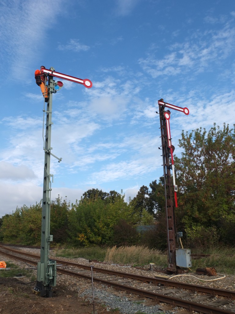 Am 17.09.2013 wurde im Bf Laucha ein ausgeschlagenes Fl�gelsignal ersetzt. (Foto: Heiko Kern)