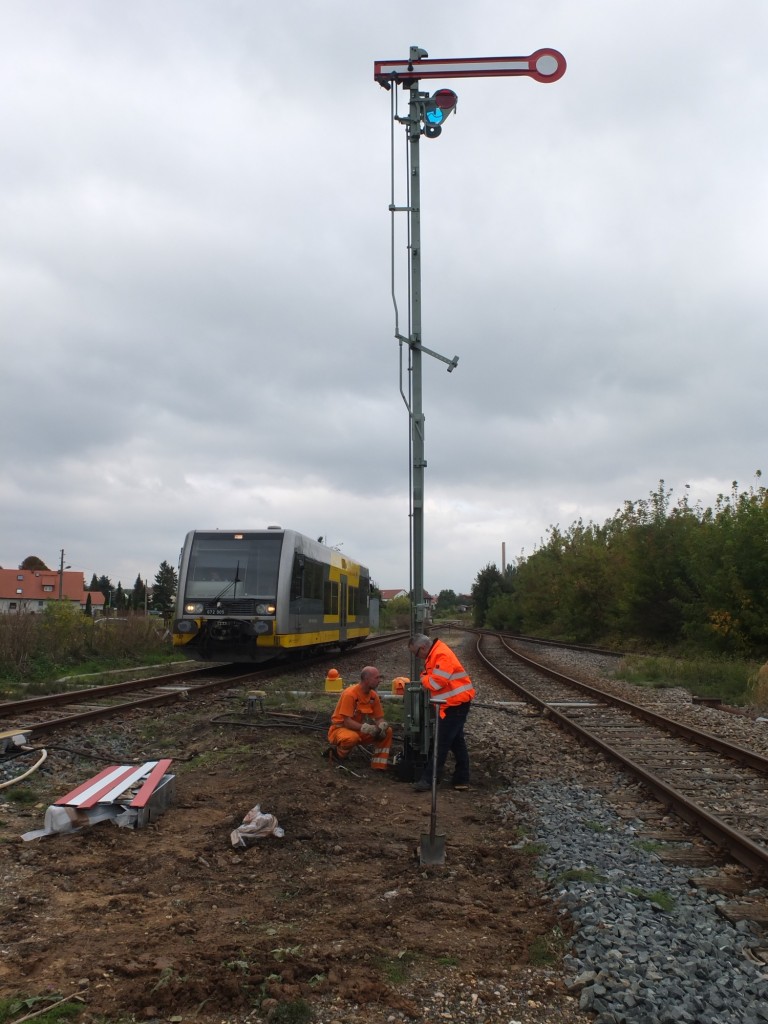 Am 17.09.2013 wurde im Bf Laucha ein ausgeschlagenes Fl�gelsignal ersetzt, w�rhend Burgenlandbahn 672 905 als RB 34871 von Wangen nach Naumburg Ost einf�hrt. (Foto: Heiko Kern)