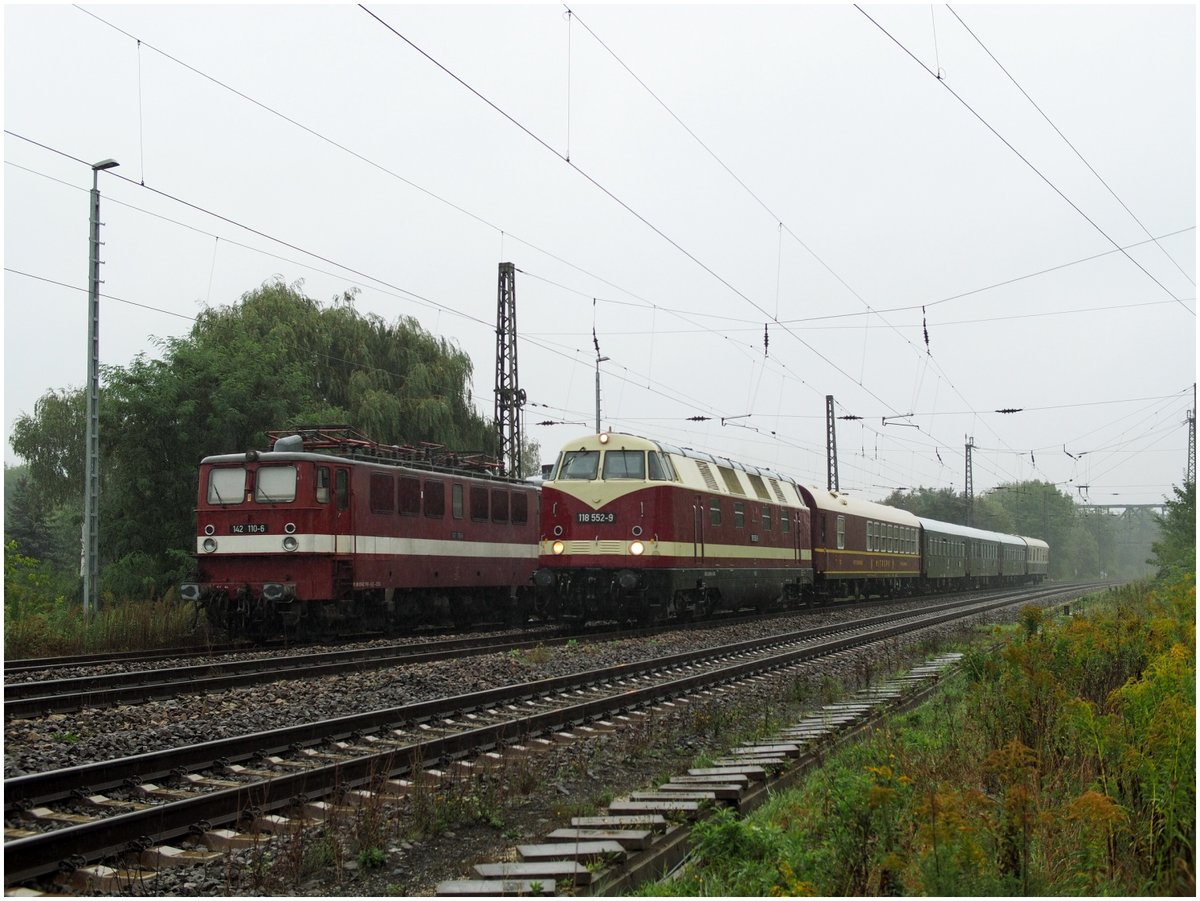 Am 17.09.2016 machten die Ostsächsischen Eisenbahnfreunde aus Löbau (Sachs) einen Ausflug nach Naumburg. Die Abstellung des Sonderzuges erfolgte auf den Gleisen der Saale-Unstrutbahn im ehem. Bf Vitzenburg. Bespannt war der Sonderzug mit der ITL 118 552-9, hier zu sehen beim passieren der EBS 142 110 am Ostkopf in Naumburg Hbf. (Foto: Steffen Tautz)