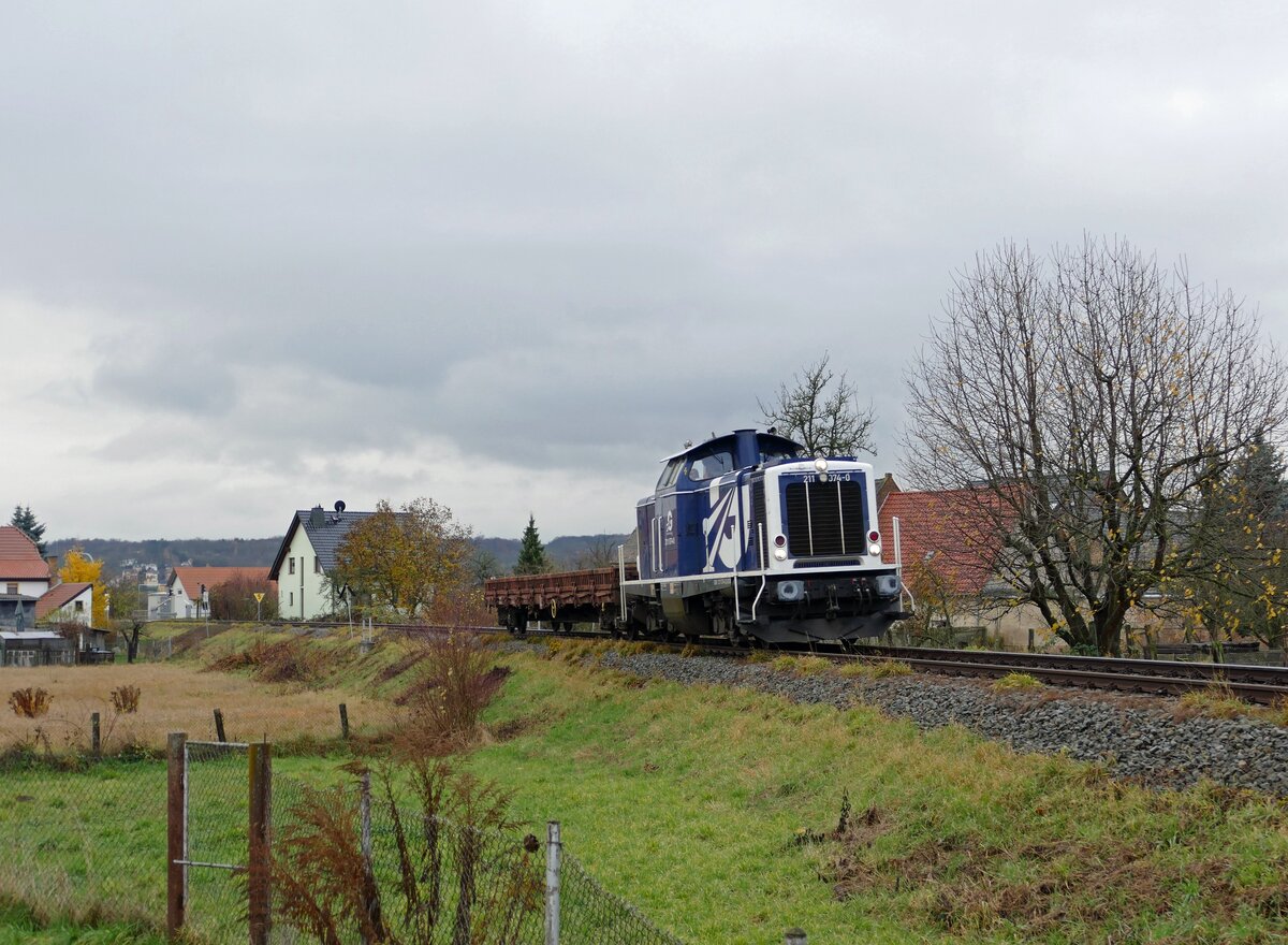 Am 17.11.2025 war die Erfurter Gleisbau 211 074-0 mit einem Flachwagen auf der Unstrutbahn bei Roßbach zur Awanst Vitzenburg unterwegs. (Foto: Wolfgang Krolop)