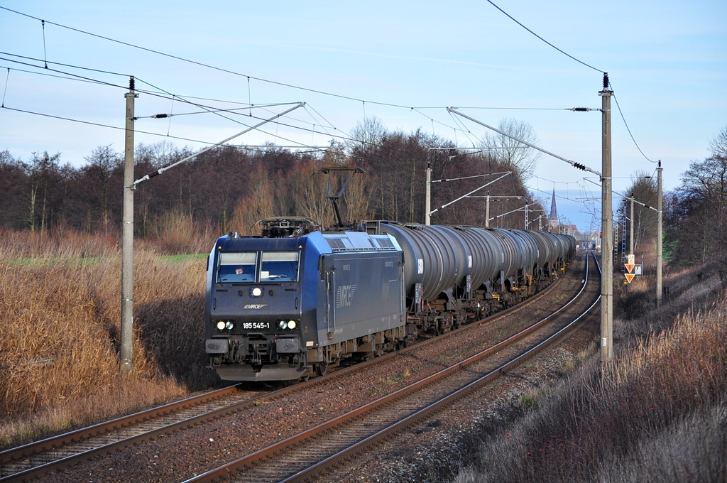 Am 17.12.2013 rauscht die 185 545 mit einem GATX-Kesselzug durch Sildemow in Richtung Schwerin.