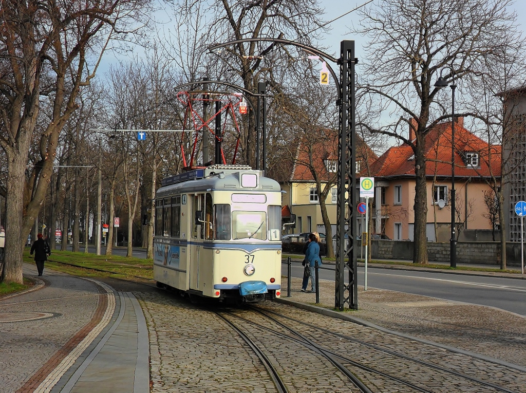 Am 17.12.2013 war der Tw 37 im Einsatz auf dem Kurs der  Wilden Zicke .
Der Triebwagen vom Typ Gotha wurde 1959 gebaut, zu sehen hier auf der Linie 4 bei der Einfahrt in die Haltestelle Theaterplatz in Richtung Vogelwiese.