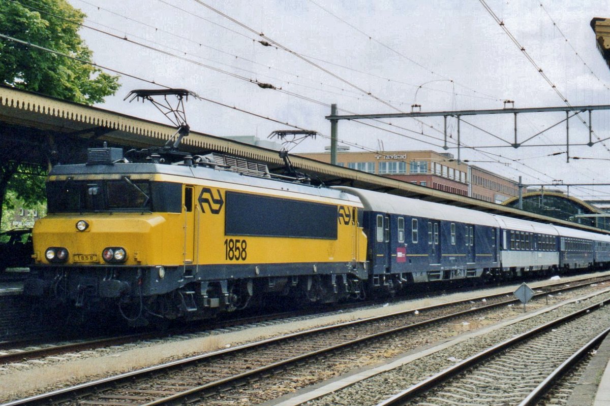 Am 18 April 2005 ist NS 1858 mit ein Pilgerzug aus Lourdes in's-Hertogenbosch eingetroffen.