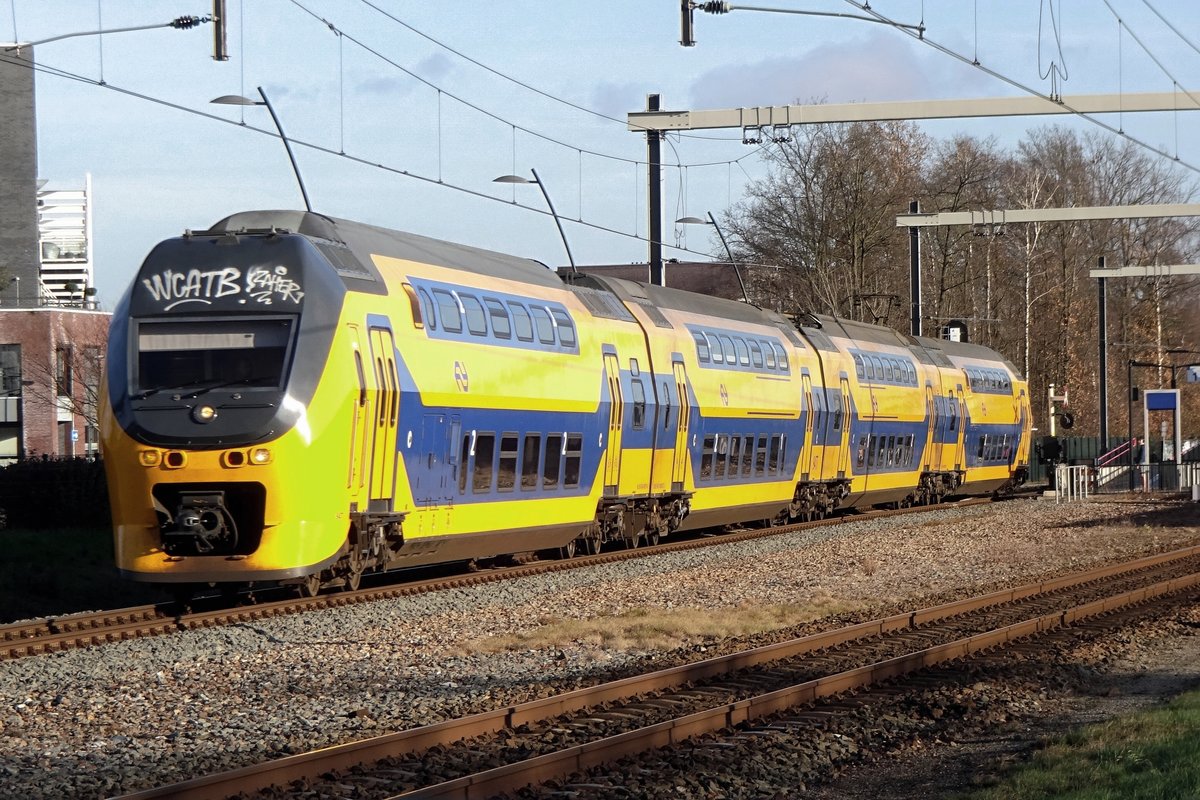 Am 18 Dezember 2020 durchfahrt NS 9477 Wijchen.