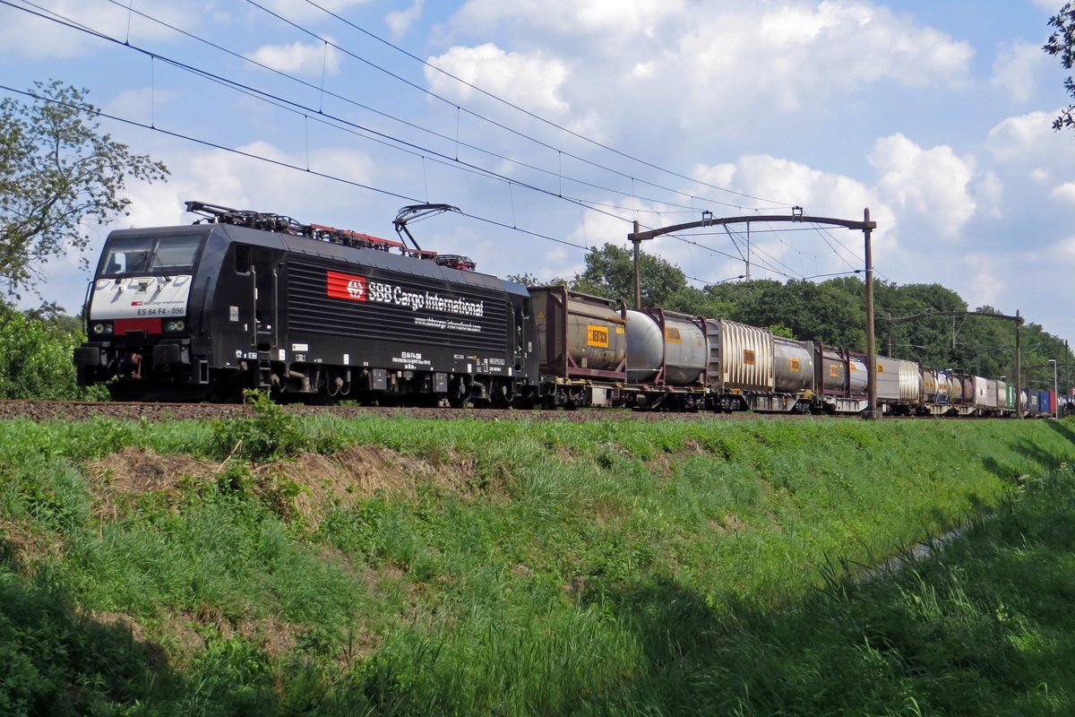 Am 18 Juli 2020 passiert SBBCI 189 996 der Fotograf in Tilburg Oude Warande.