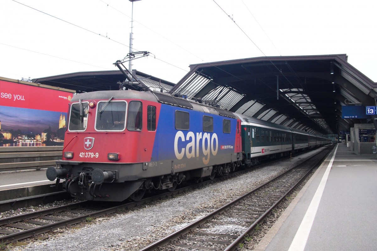 Am 18 Mai 2010 steht SBB 421 379 mit EC nach Bregenz abfahrtbereit in Zürich HB.