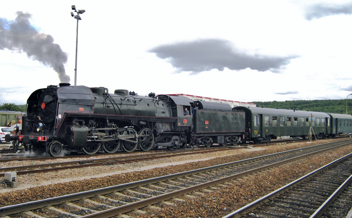 Am 18 September 2011 schiebt 141R-1126 ein Sonderzug aus Longueville aus.