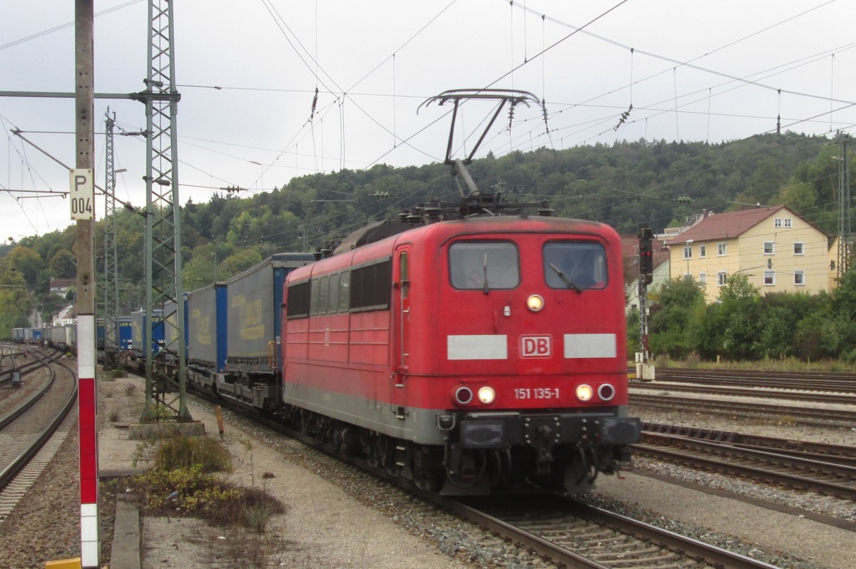 Am 18 September 2015 durchfahrt 151 135 Treuchtlingen.