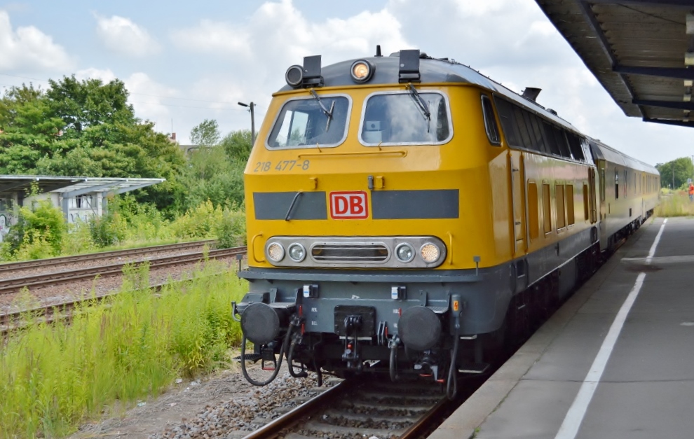 Am 18.07.2013 kam DB Netz 218 477-8 mit dem RAILab 2 als NbZ 94037 von Leipzig nach Saalfeld in Zeitz an. Vermessen wurden in Zeitz Gleis 8 und 7. Dann ging es f�r den Messzug weiter Richtung Gera. Hier zusehen die Me�fahrt auf Gleis 8.