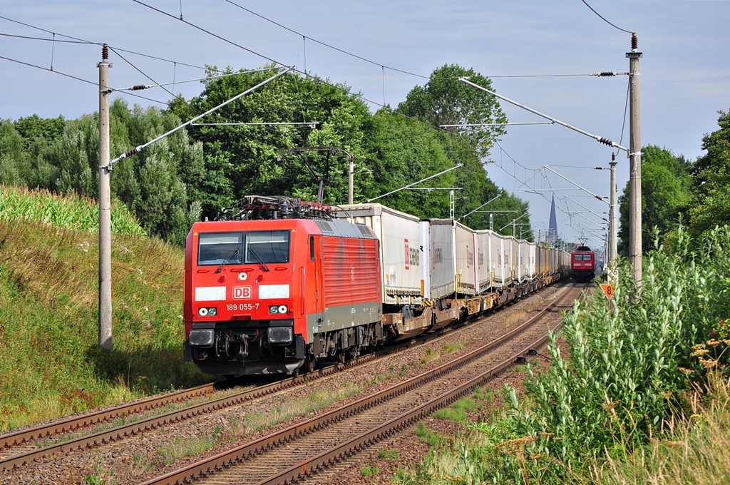 Am 18.08.2013 rauscht die 189 018 mit dem KT 42147 nach Verona Q.E durch Siuldemow in Richtung Papendorf.Gestartet ist der Zug in Rostock-Sehafen.