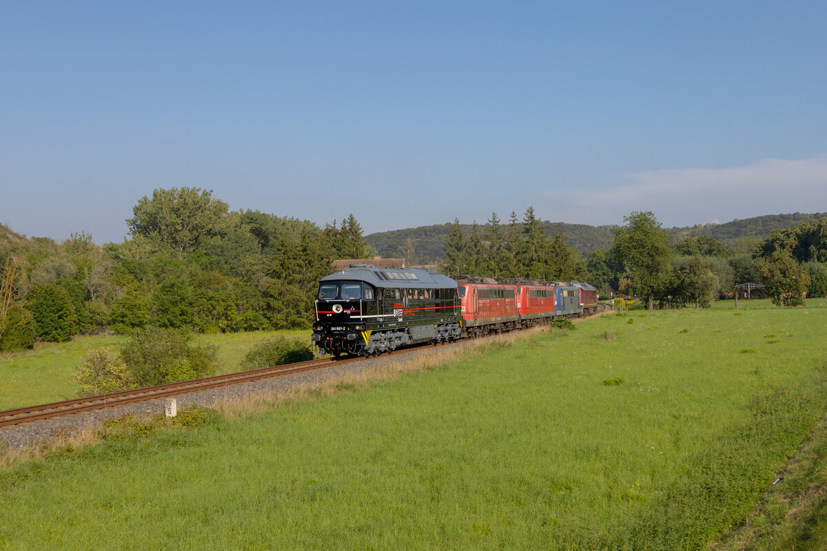 Am 18.08.2023 überführte die frisch in den schwarzen Farbtopf gefallene EBS 241 697 auf der #Unstrutbahn in Balgstädt die ex RBH Logistics Loks 151 004, 151 014 und 151 152 vom Stillstandsmanagement Chemnitz-Hilbersdorf in das Stillstandsmanagement nach Karsdorf. Am Zugschluss hing noch die EBS 132 293. Foto: https://www.instagram.com/orlabahner/