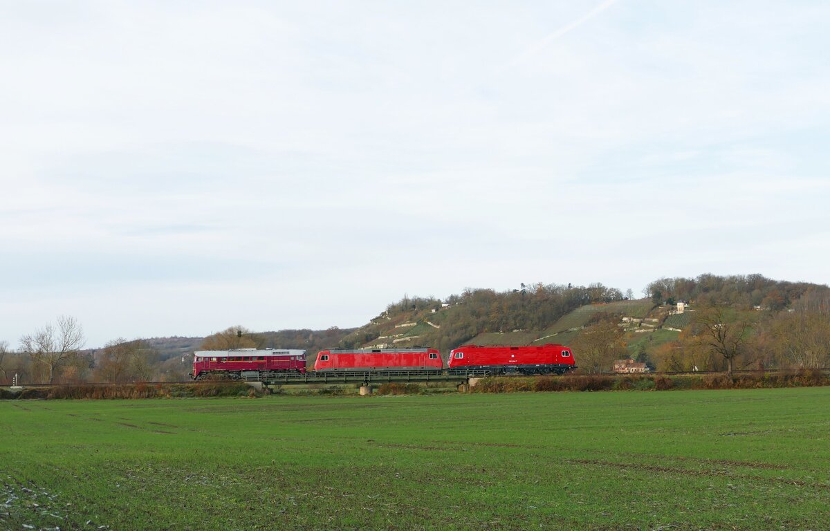 Am 18.11.2025 überführte die EBS V200 507 die frisch lackierte FWK 252 004-7 von Karsdorf nach Naumburg (S) Hbf und ist hier auf der Unstrutbahn bei Roßbach zusehen. Dazwischen hängt noch die FWK 156 003-6. (Foto: Wolfgang Krolop)