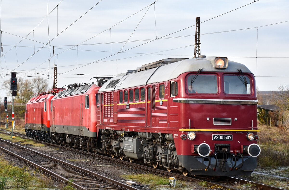 Am 18.11.2025 überführte die EBS V200 507 die frisch lackierte FWK 252 004-7 von Karsdorf nach Naumburg (S) Hbf. Dazwischen hängt noch die FWK 156 003-6. (Foto: Maik Köhler)