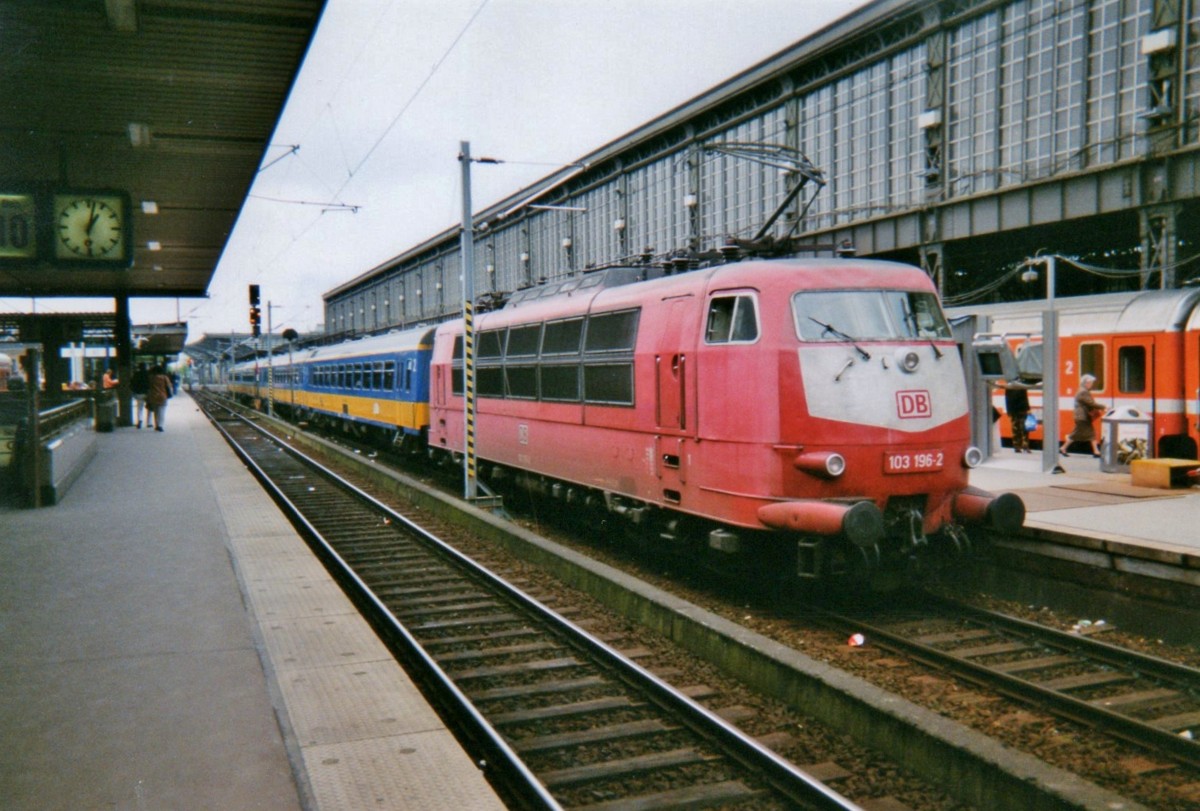 Am 19 Juli 1998 steht 103 196 mit ICR in Köln Hbf.