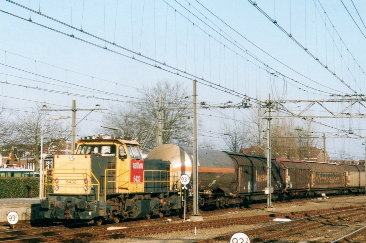 Am 19 Juni 2003 durchfahrt 6432 mit ein Mischguterzug Dordrecht CS.