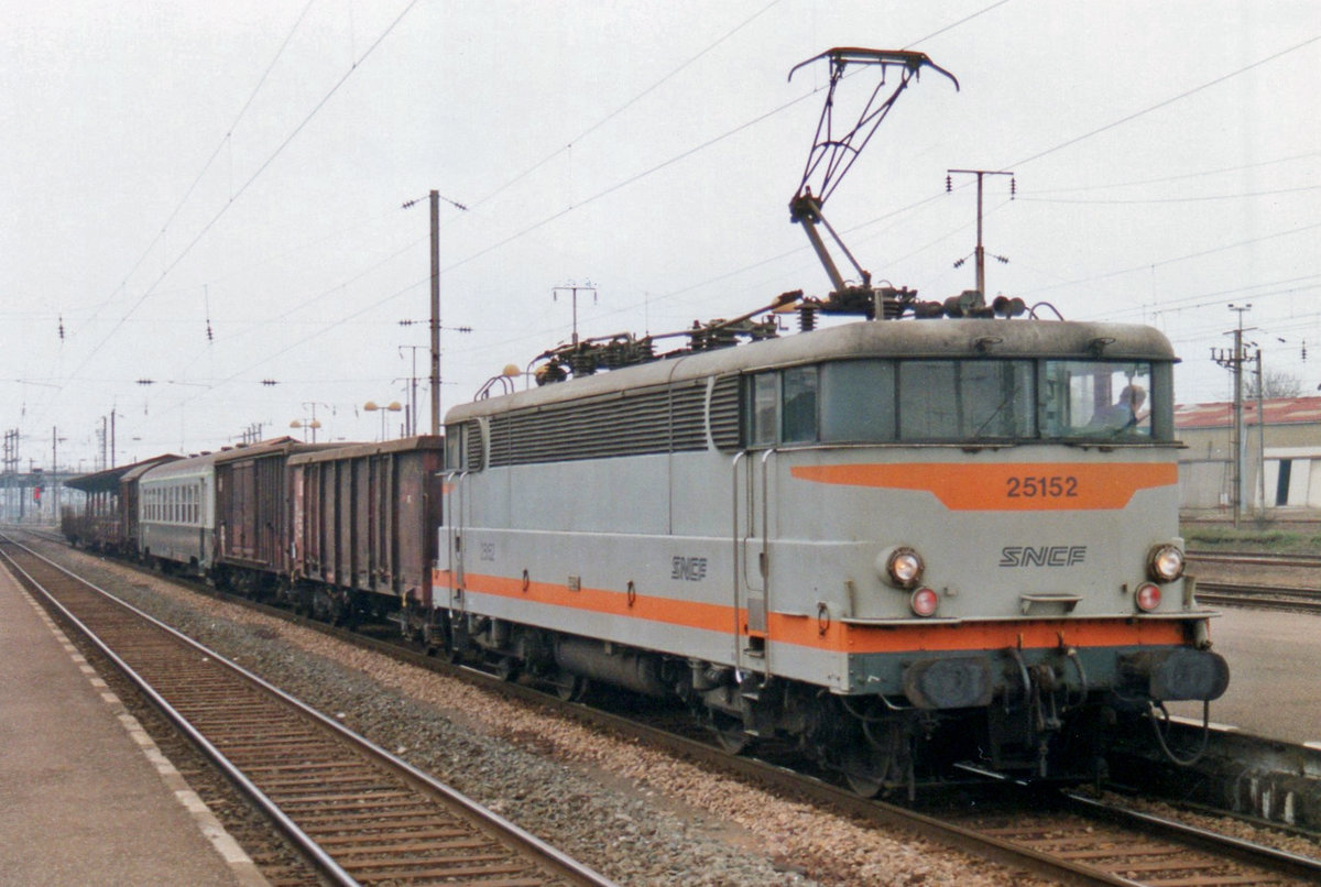 Am 19 Mai 2004 schleppt 25152 ein kurzer Mischguterzug durch Thionville.