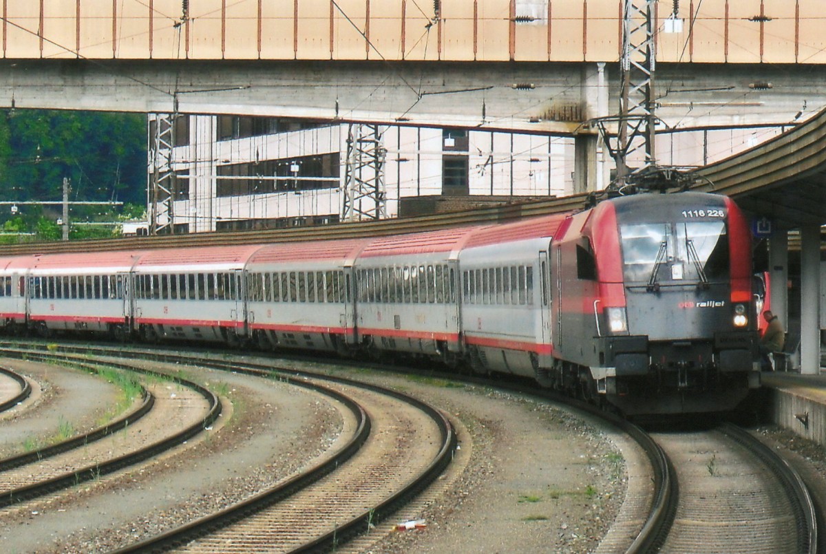 Am 19 mai 2010 steht 1116 226 in Kufstein. Doe Lok hat schön RailJet-Farben bekommen, ist jedoch noch in normaler Einsatz.