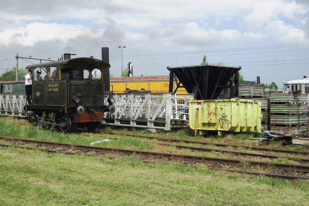 Am 19 Mai 2012 töfft MBS-2 durch das SGB-Gelände in Goes.