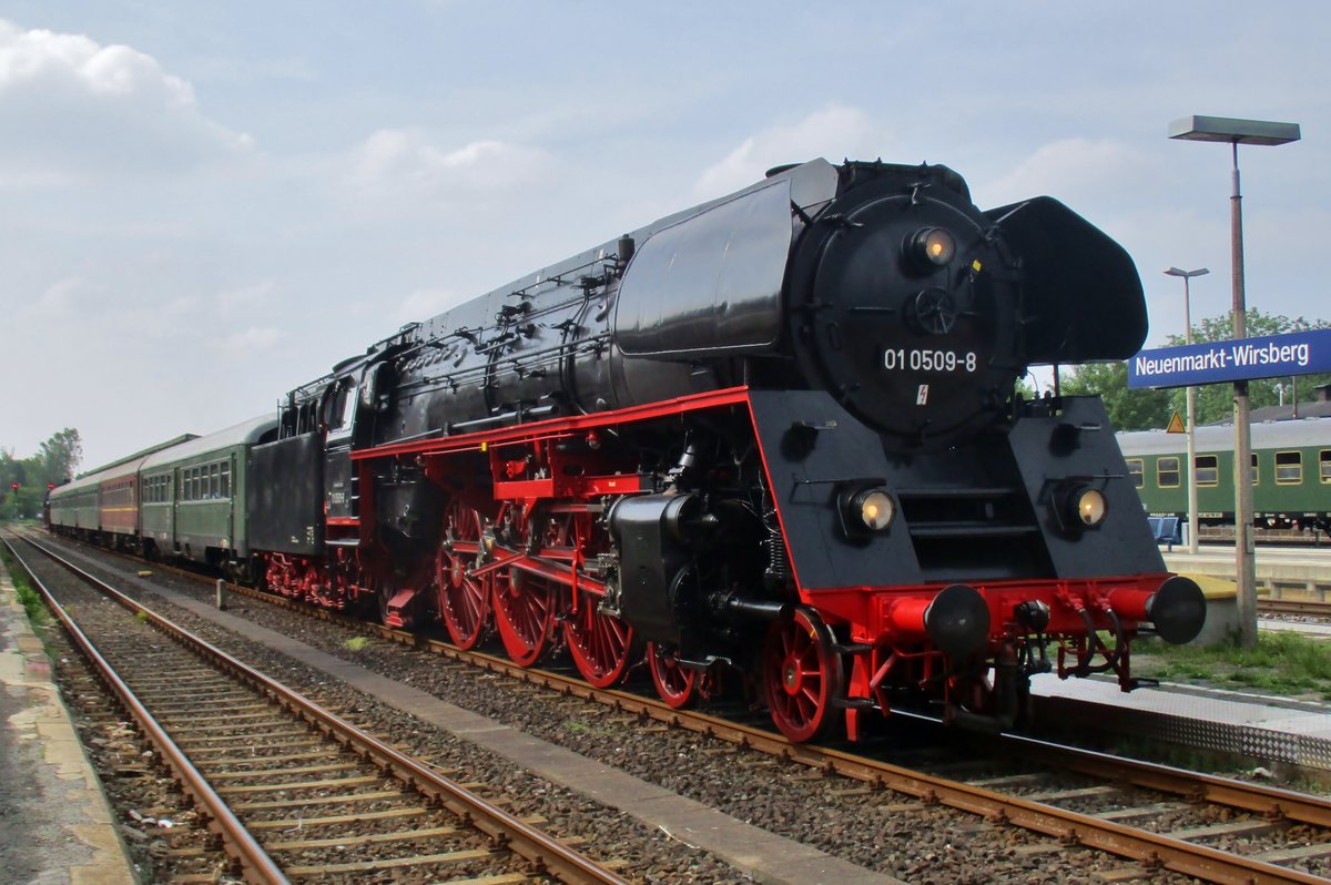 Am 19 Mai 2018 steht 01 0509 samt Dampfpendelzug in Neuenmakrt-Wirsberg.