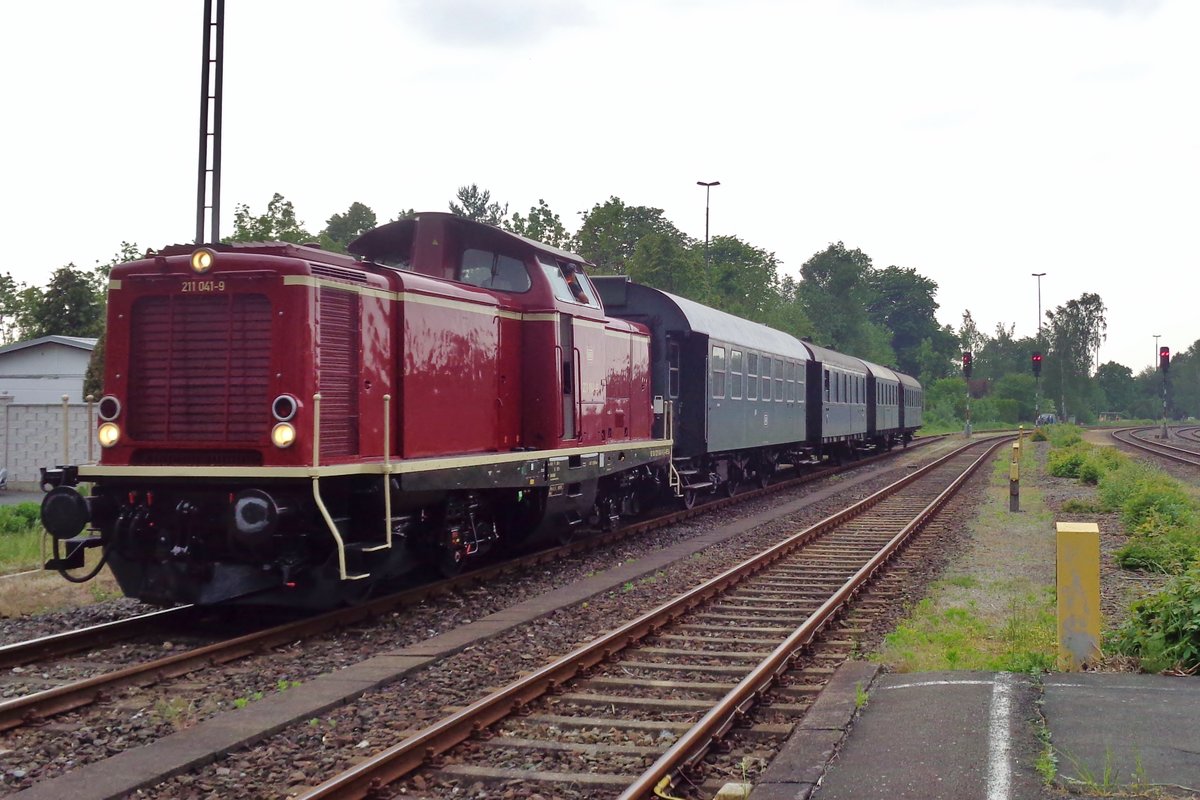 Am 19 Mai 2018 verlässt 212 041 mit ein Sonderzug nach Kulmbach Neuenmarkt-Wirsberg. 