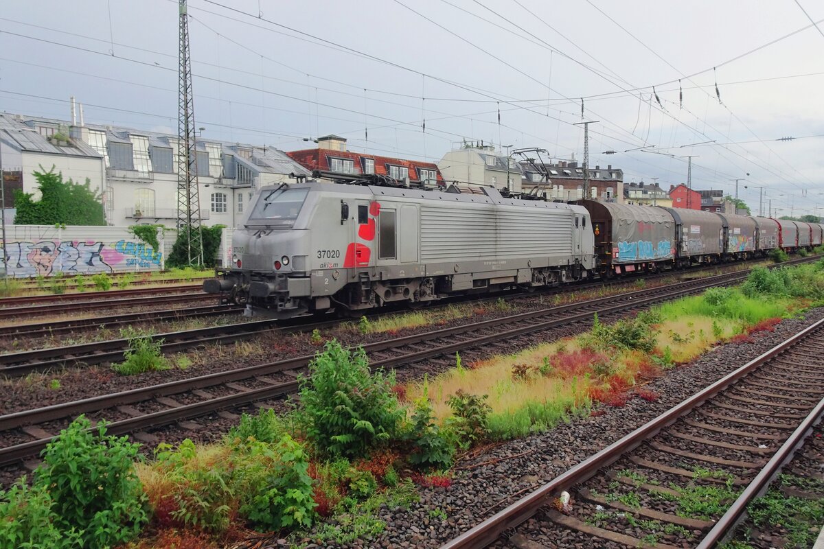 Am 19 Mai 2022 durchfahrt ein Stahlzug mit Akiem 37020 an der Spitze Köln West.