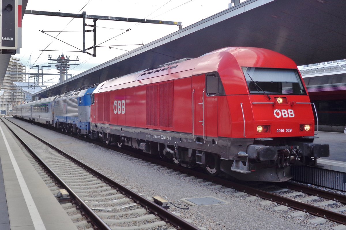 Am 19 September 2017 schleppt 2016 029 ein EuroCity aus Tsjechien in Wien Hbf ein mit 1 1/2 Stunde Verspätung wegen Panna an die 380er. 