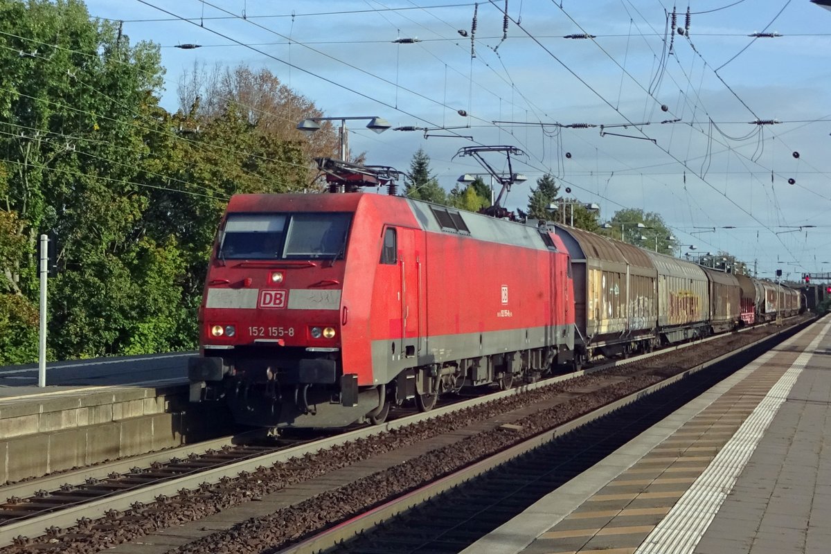 Am 19 September 2019 durcheilt 152 155 mit ein Mischguterzug Celle.