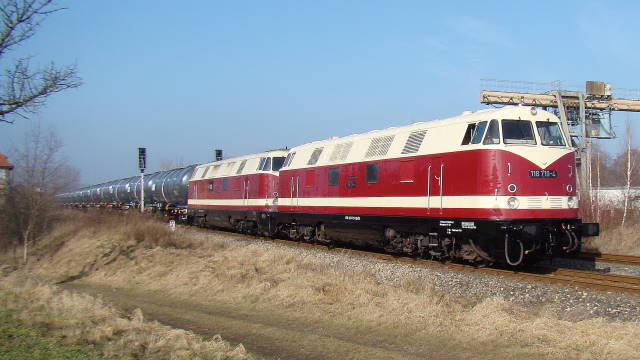 Am 19.02.2015 hatte die neu lackierte und aufgearbeitete EBS 118 719-4 ihre LLastprobefahrt zusammen mit der 118 757-4. Mit 22 neuen Kesselwagen aus der Abstellung in Karsdorf ging es als DGS 95626 nach Bitterfeld. Günther Göbel fotografierte die Durchfahrt in Laucha.