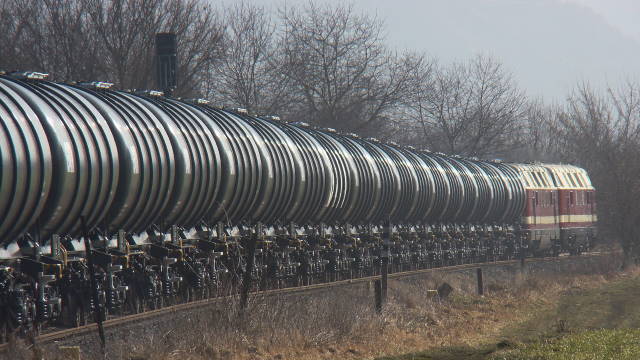 Am 19.02.2015 hatte die neu lackierte und aufgearbeitete EBS 118 719-4 ihre LLastprobefahrt zusammen mit der 118 757-4. Mit 22 neuen Kesselwagen aus der Abstellung in Karsdorf ging es als DGS 95626 nach Bitterfeld. G�nther G�bel fotografierte die Durchfahrt in Laucha.