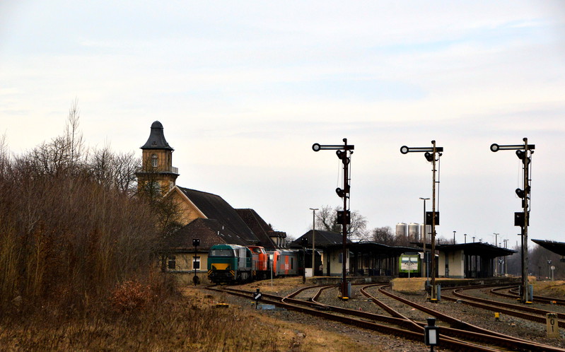 Am 19.02.2017 waren auf Gleis 1 in Zeitz die InfraLeuna 272 204-9 + hvle 203 105-2 + hvle 246 010-3 + SBW 241 697-2 abgestellt.