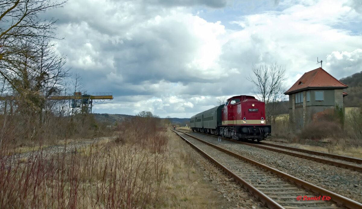Am 19.03.2022 war die 112 481-7 von MaS Bahnconsult mit einem Lipsia Erlebnisreisen Chartersonderzug von Leipzig Hbf nach Karsdorf unterwegs. Hier zusehen bei der Einfahrt in Laucha an der Unstrut. (Foto: Daniel Eid)