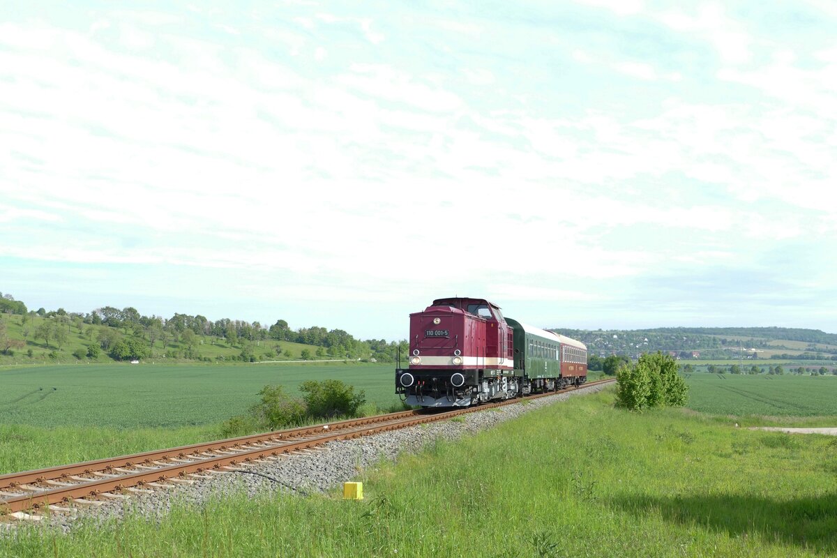 Am 19.05.2023 überführte die EBS 110 001-5 von Karsdorf bis Naumburg (S) Hbf zwei Wagen mit dem Ziel Zwickau. Hier zusehen auf der Unstrutbahn bei Kleinjena. (Foto: Wolfgang Krolop)