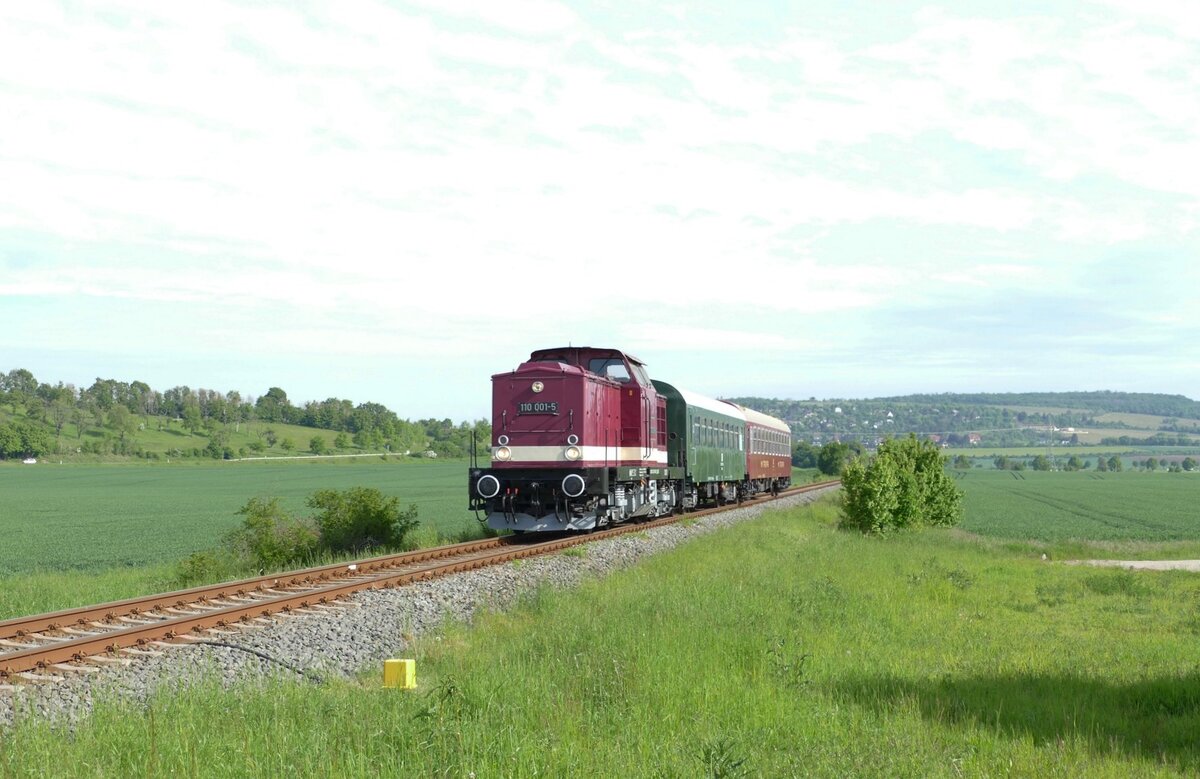 Am 19.05.2023 überführte die EBS 110 001-5 in Kleinjena zwei Wagen für Zwickau bis Naumburg (S) Hbf. (Foto: Wolfgang Krolop)